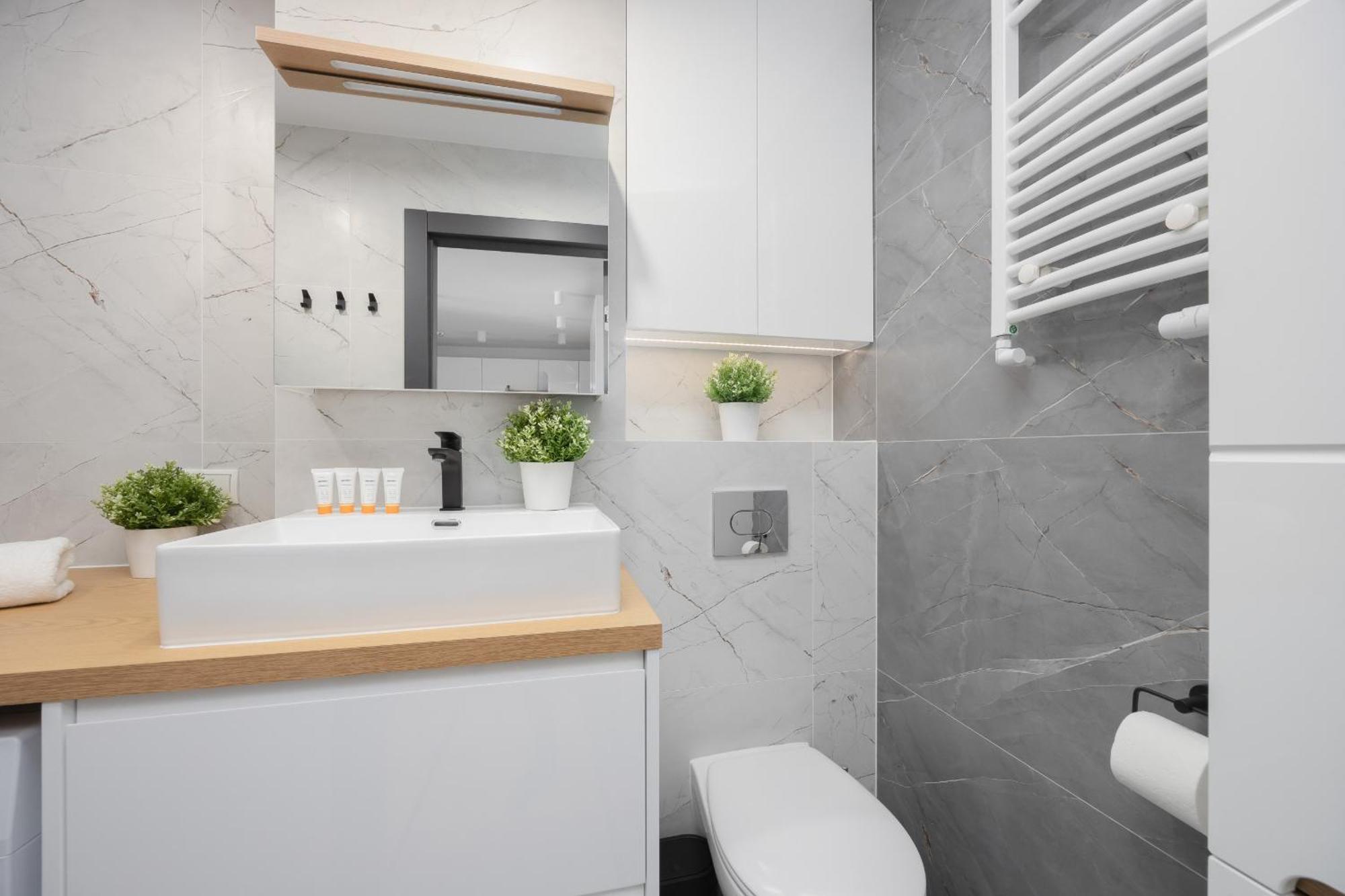 Beautiful With Balcony In Heart Of By Renters Lägenhet Warszawa