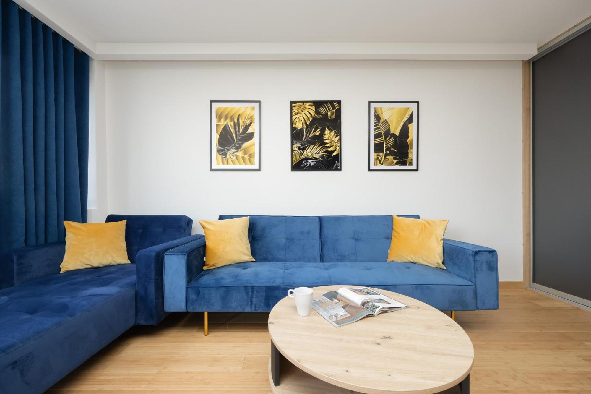 Beautiful With Balcony In Heart Of By Renters Lägenhet