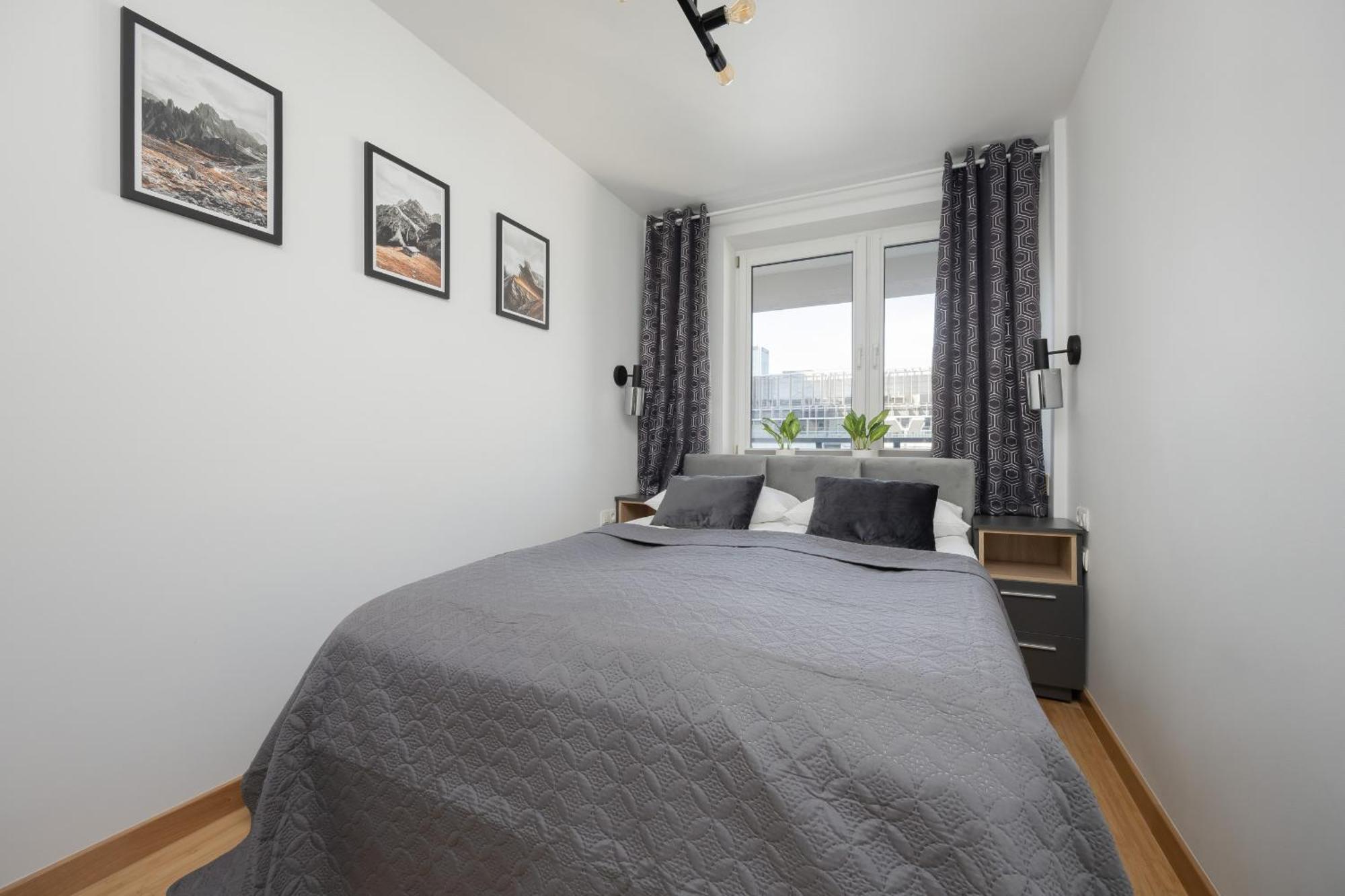 Beautiful With Balcony In Heart Of By Renters Apartment *